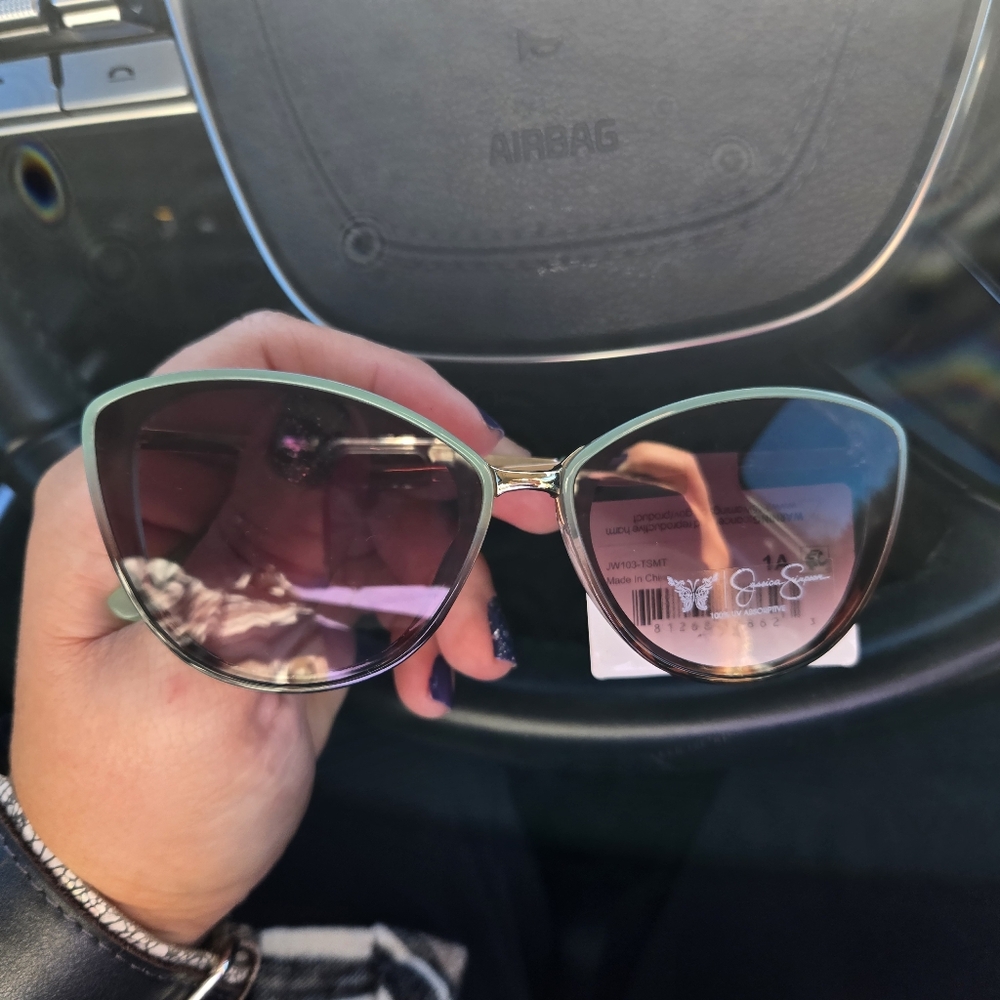 Jessica Simpson Stylish Sunglasses with Gold Accents